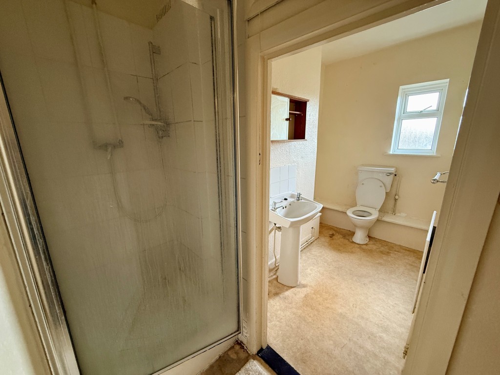 Lot: 18 - MIXED RESIDENTIAL AND COMMERCIAL PROPERTY - Flat shower room with W.C.